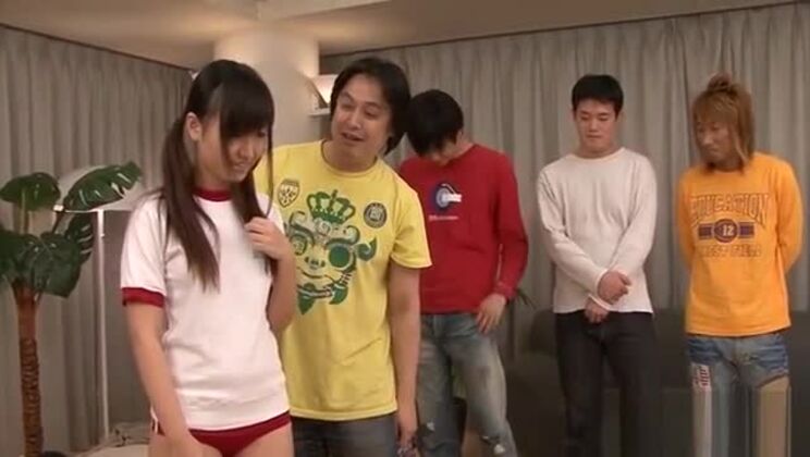 Cette adolescente adore sucer deux bites