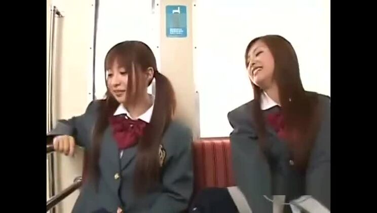 Une écolière embrasse une autre écolière qui lui frotte les seins et lui suce les tétons.