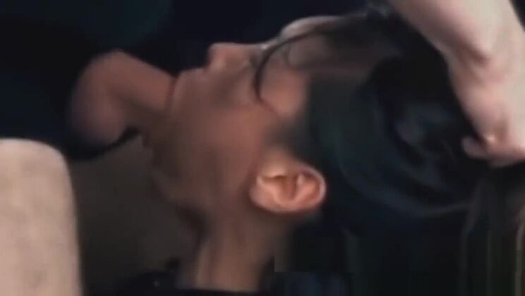 Adolescente asiatique soumise fourrée dans la jolie bouche