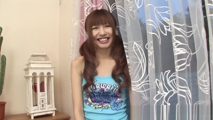 Une adolescente japonaise se penche pour se faire baiser