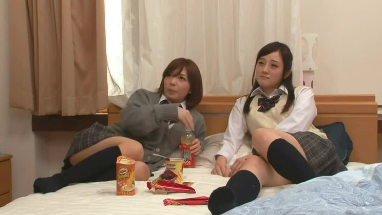 Des écolières japonaises excitées sexuellement par le visionnage d'une vidéo pornographique 02