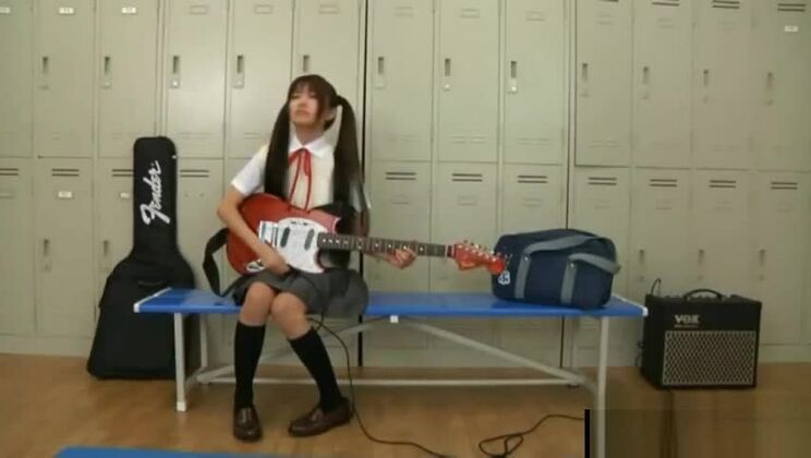 Une écolière japonaise se fait lécher l'oreille par son professeur