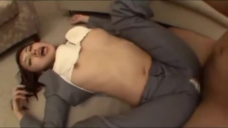 Une employée de bureau se fait baiser le trou du pantalon pendant que plusieurs hommes éjaculent sur son visage et dans sa bouche, sur la moquette d'un hôtel.