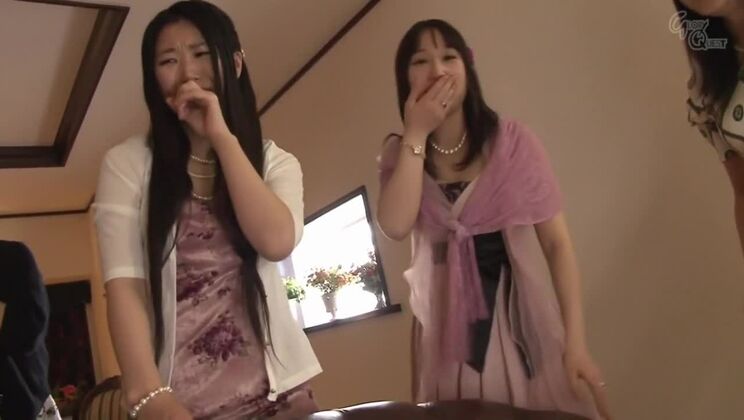 Rei Mizuna, une Japonaise très excitée, utilise des sextoys incroyables dans un film JAV public.