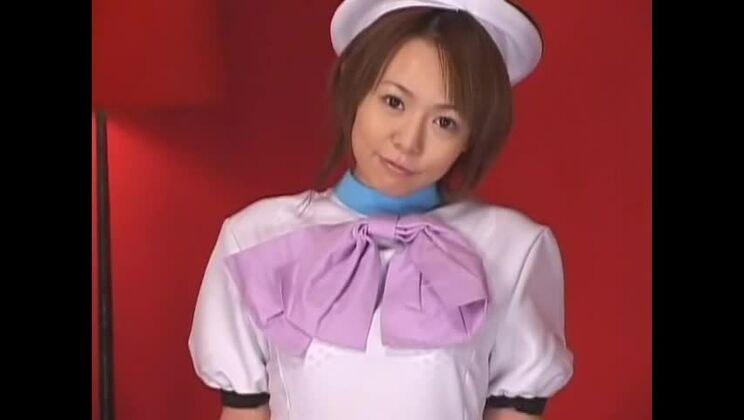 La plus chaude pute japonaise dans une scène de facial exotique et de trios JAV