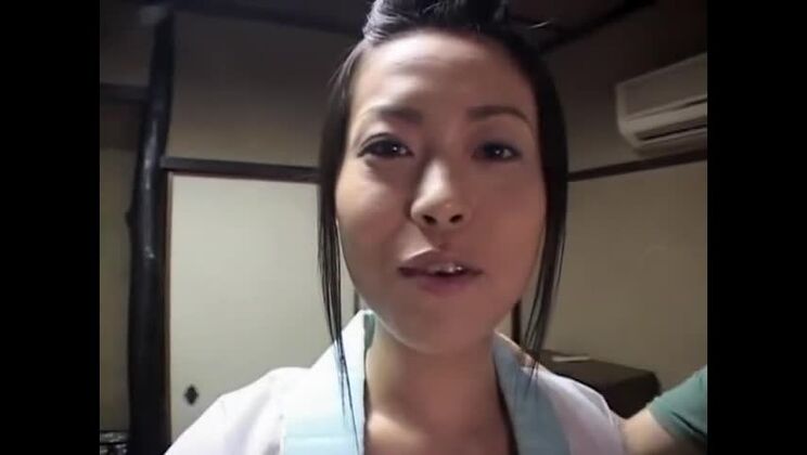 Mannequin japonaise déjantée dans une vidéo JAV fétichiste de premier plan