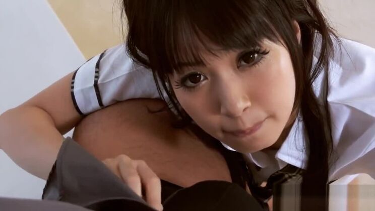 Une adolescente asiatique prend du plaisir à la fellation profonde