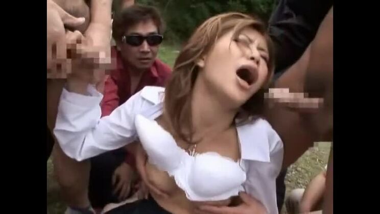 Magnifique pute japonaise dans une vidéo JAV de sexe en plein air et en groupe.