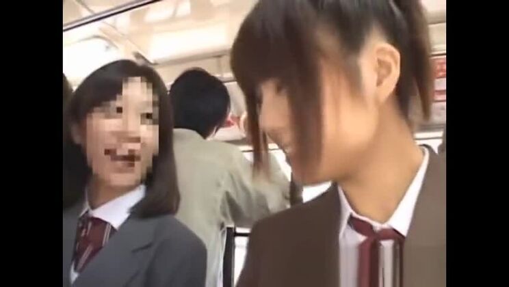 Une jeune Asiatique fait l'amour en public partie 2