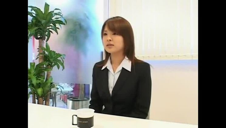 Mannequin japonaise exotique dans un bureau très chaud, scène de fellation JAV