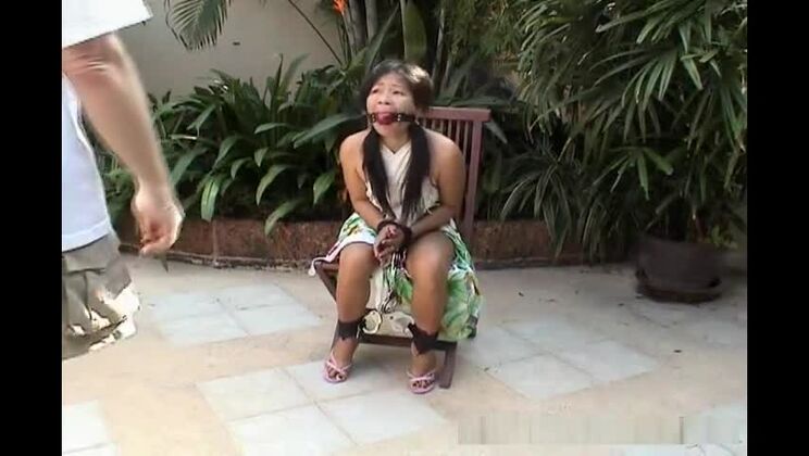 Une jolie Asiatique attachée à une chaise
