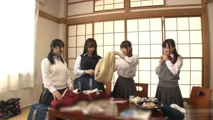 Regardez une Japonaise salope dans une version exclusive de film JAV