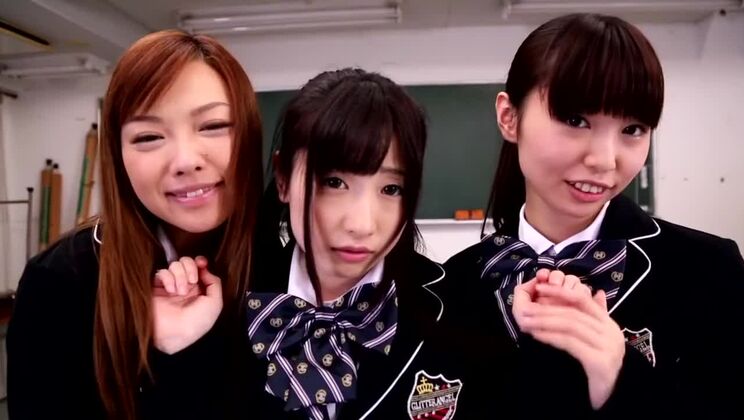 L'incroyable Japonaise Ayumu Sena dans un fabuleux film JAV censuré avec petits seins et trios