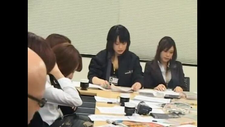 Aya Sakuraba, Misaki Asoh et Mika Nakajou, toutes trois des Japonaises déjantées, dans une scène de masturbation avec une secrétaire en chaleur.