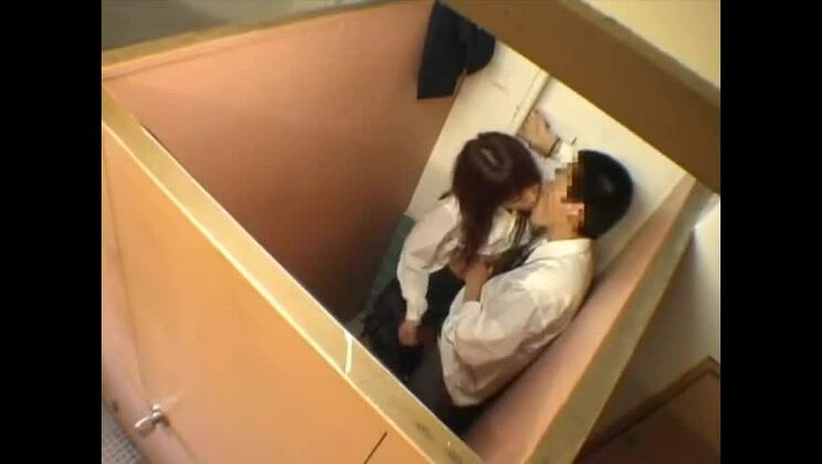 Écolières japonaises 02 - Masturbations en série dans les toilettes