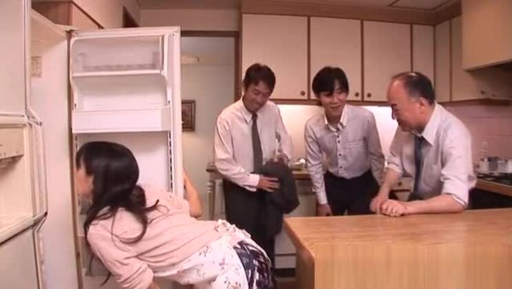 Gangbang exclusif pour une chaude asiatique