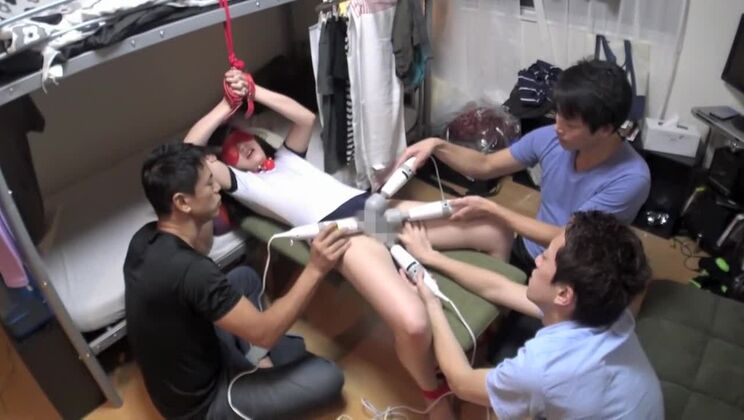 La plus belle Japonaise dans le clip JAV de fétichisme le plus chaud et de sexe de groupe