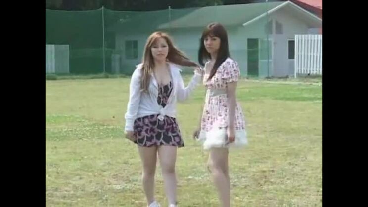 Incroyable Japonaise Aimi Rukawa et Rei Mizuna dans une vidéo JAV fétichiste de sexe en groupe.