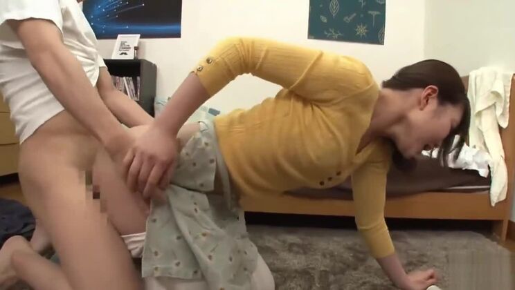 Ma demi-sœur aide à faire le ménage avec ses fesses rebondies et ses gros seins.