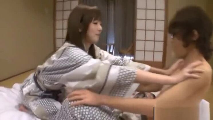 Une jolie Asiatique lèche le corps d'un homme