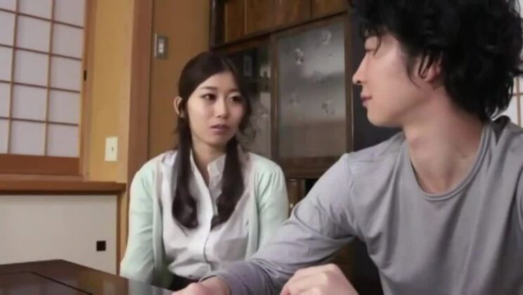 La belle-mère, choquée, veut parler à son beau-fils de pornographie et de masturbation.