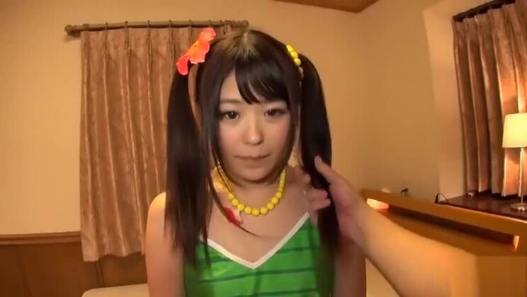 La douce Japonaise Tsugumi Mutou me fait une fellation.