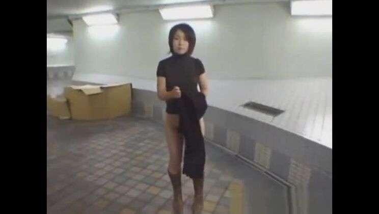 Jeune Japonaise sexy en public