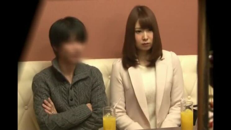 Une femme japonaise couche avec un autre homme devant son mari