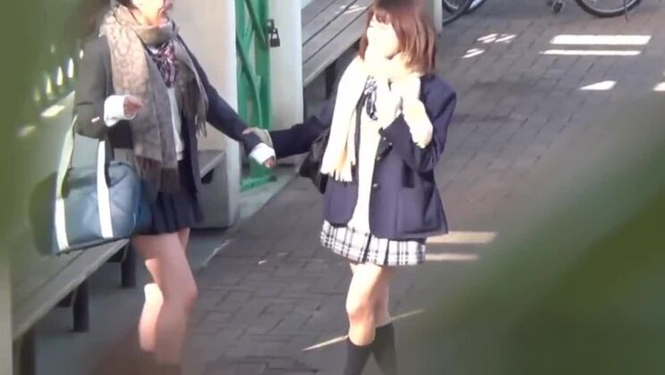 Une adolescente asiatique sale pisse