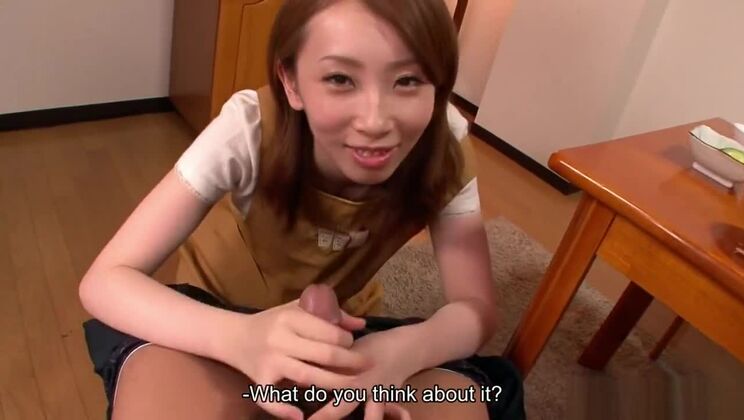 Une femme trompe son mari en lui suçant une bite