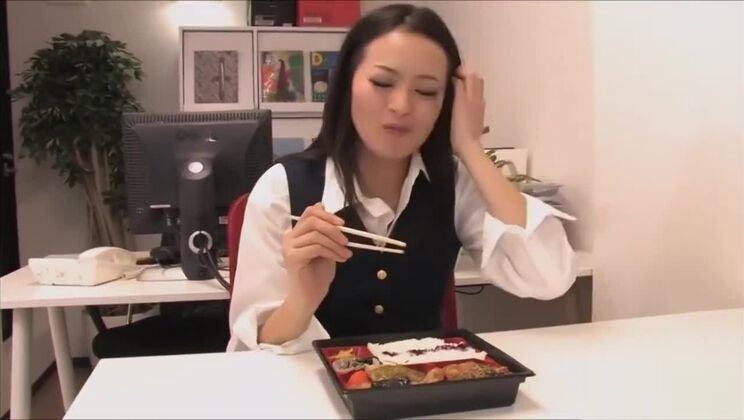 Une Japonaise de bureau suce la bite d'un employé (Partie 1) - Candidporn.com