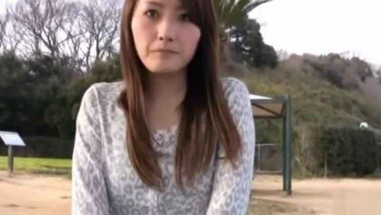 Jolie et excitée jeune femme en bas résille, aguichante et baisée avec force