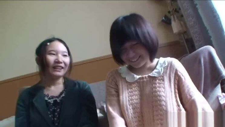 une adolescente asiatique se masturbe