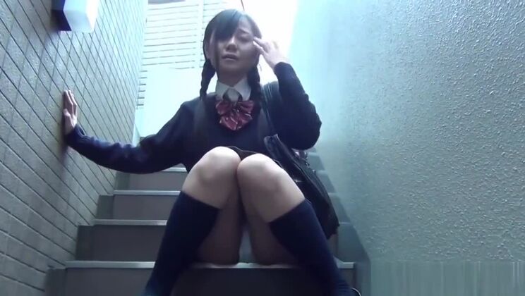 Des adolescentes dévoilent leurs dessous de jupe