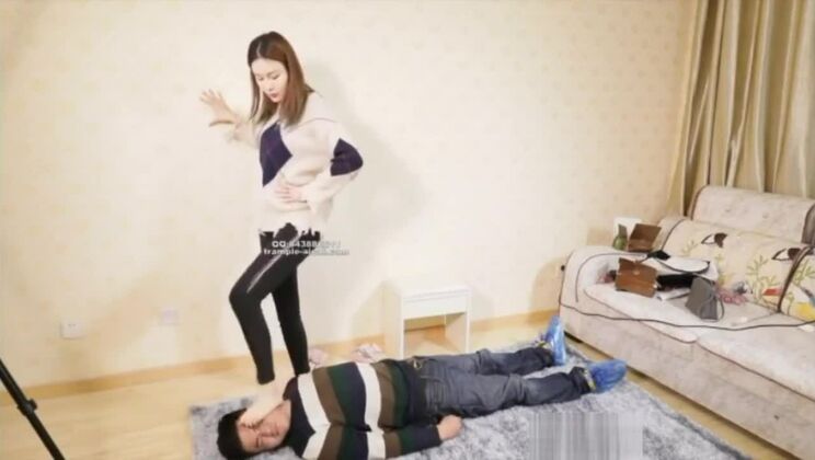 Piétinement et coups de pied au visage à la chinoise