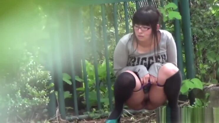 Japonais espionné en train d'uriner