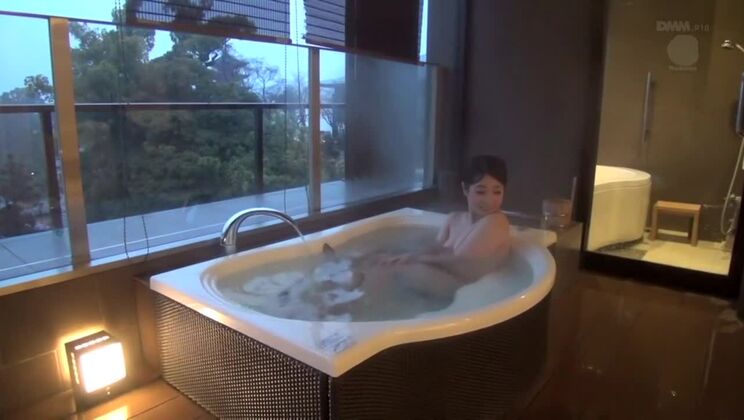 La plus chaude des putes japonaises dans une douche incroyable, scène MILF JAV