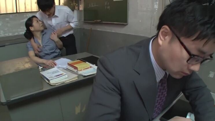 Professeure mûre en collants se masturbant dans son bureau