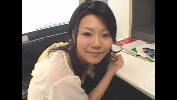 Jun Yoshinaga, la plus sexy des Japonaises, dans une scène de masturbation solo (Onanii) JAV.