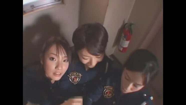 Ako Ohoshi, Mihuyu Endoh et Hinata Kawai, des Japonaises exotiques, dans une scène de sexe en groupe avec vue subjective excitante (film JAV).