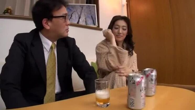 Marina Matsumoto, la plus chaude des putes japonaises, et Mizue Hanashima dans un film JAV fabuleux avec une grosse bite et une fellation.