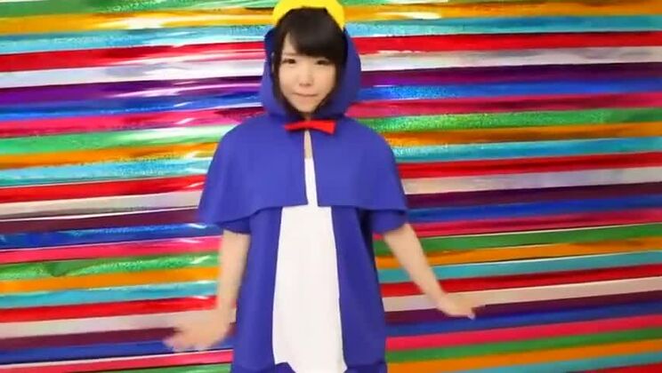 Une belle asiatique coquine demande une éjaculation faciale.