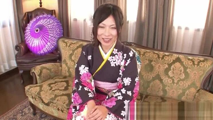 Une geisha japonaise est ligotée et joue avec