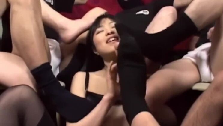 Elle apprécie l'odeur des chaussettes sales.