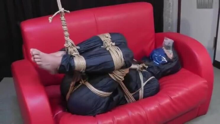 Jeune fille asiatique ligotée dans un imperméable