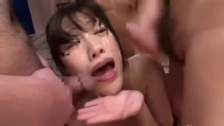 Une Japonaise se fait bukkake 6