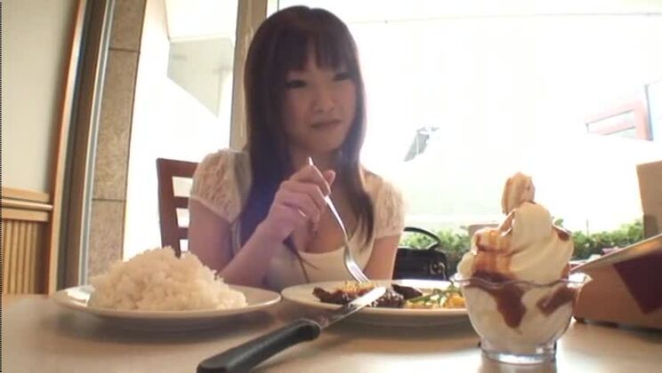 La sulfureuse Japonaise Miu Moritani se livre à une masturbation exotique dans une scène de couple JAV.