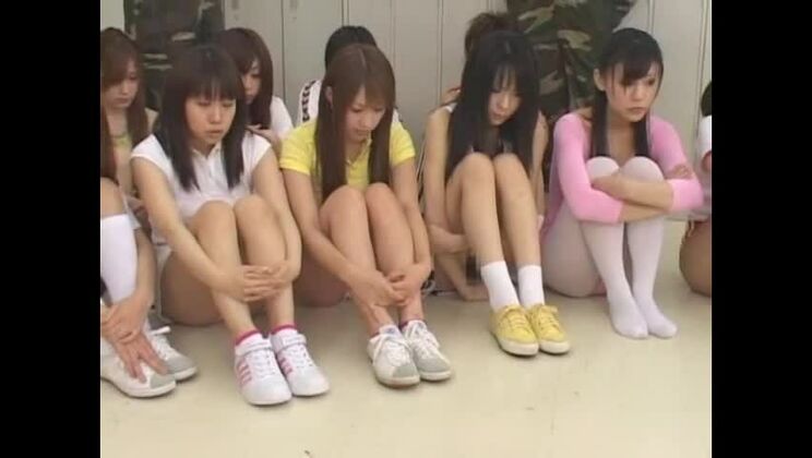 Japonaise excitée aux petits seins exotiques, film JAV de sexe de groupe