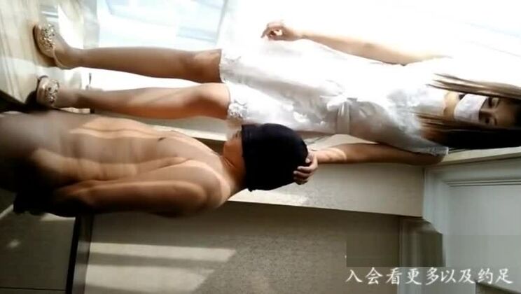 FOOTJOB CHINOIS学姐阳台丝袜踩JJ，射了好多