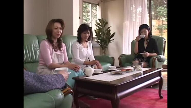 Maika Asai, Noriko Enomoto et Yumi Kazama, des Japonaises exotiques, se livrent à des caresses intimes dans une vidéo JAV aux gros seins.